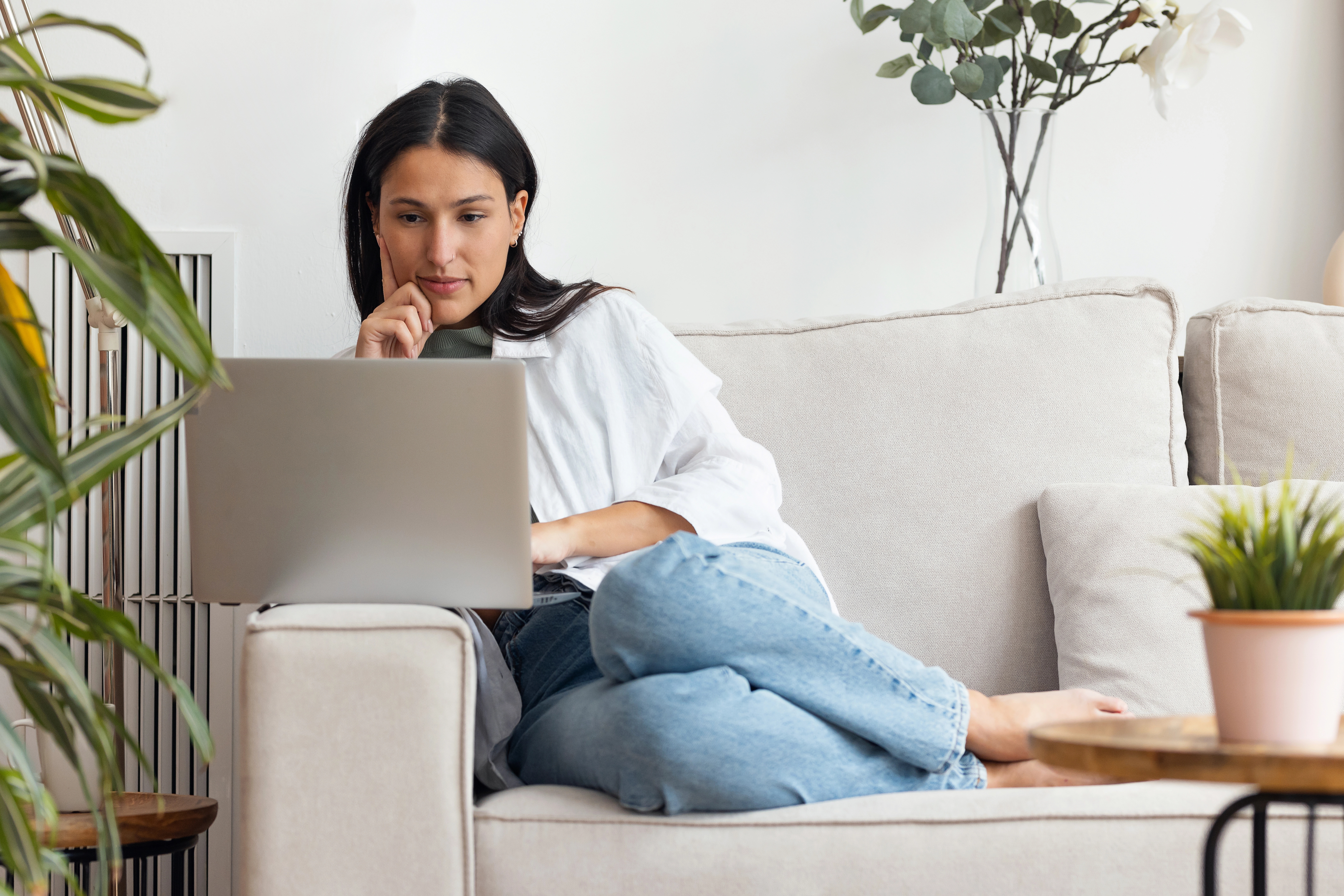 Depositphotos_751461338_XL woman facing laptop for her initial session with nova wellness therapy